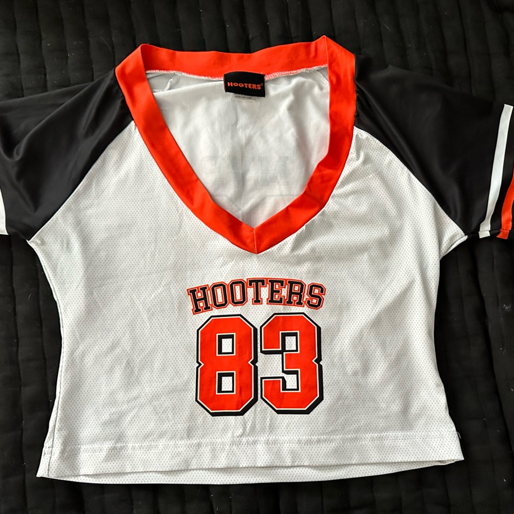 Hooters cropped jersey top